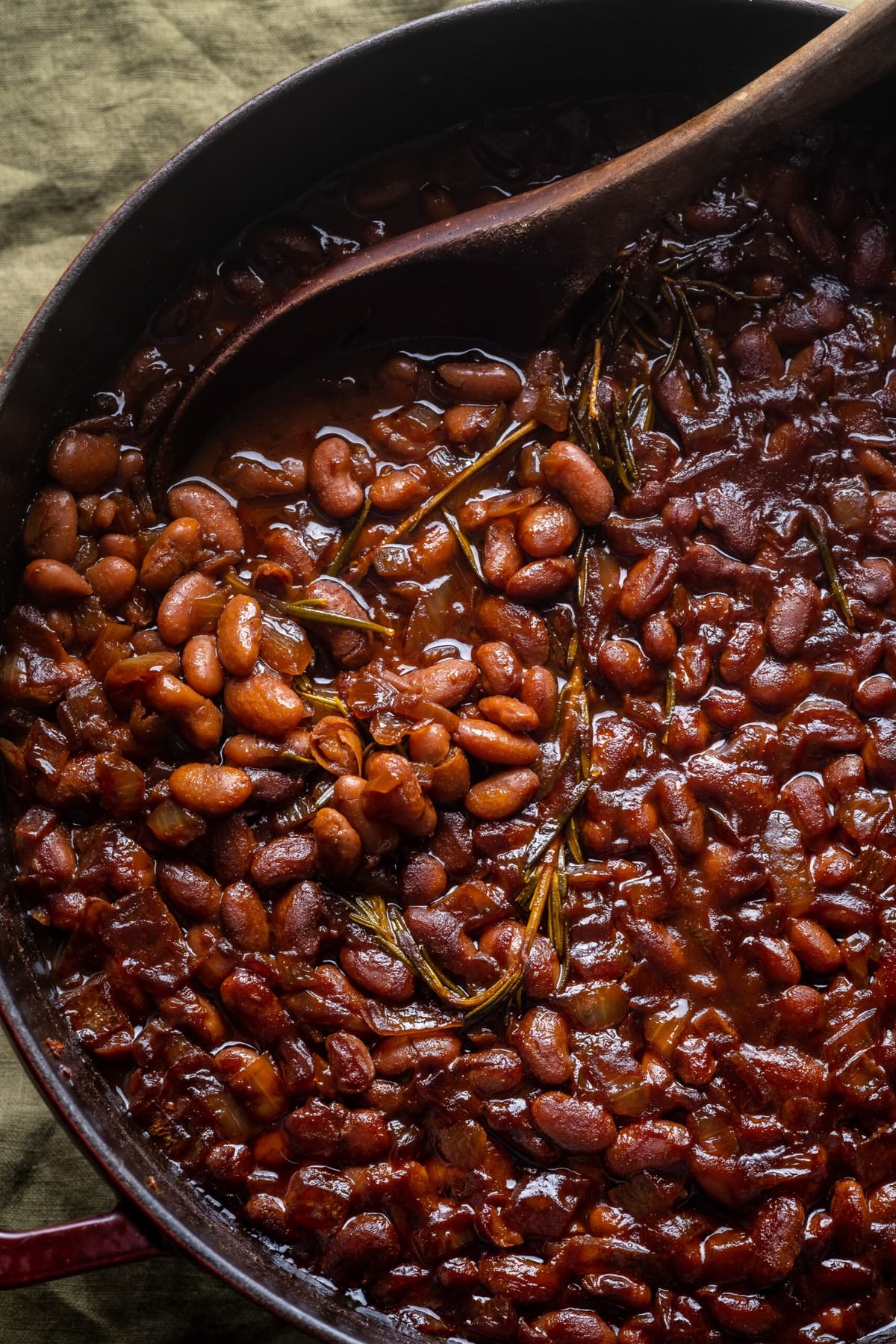 Smoky Maple Baked Beans 🌱